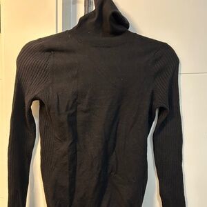 Fine-knit turleneck sweater
